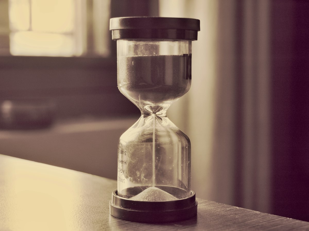 Hourglass next to a calendar representing a time-sensitive Airbnb damage claim deadline