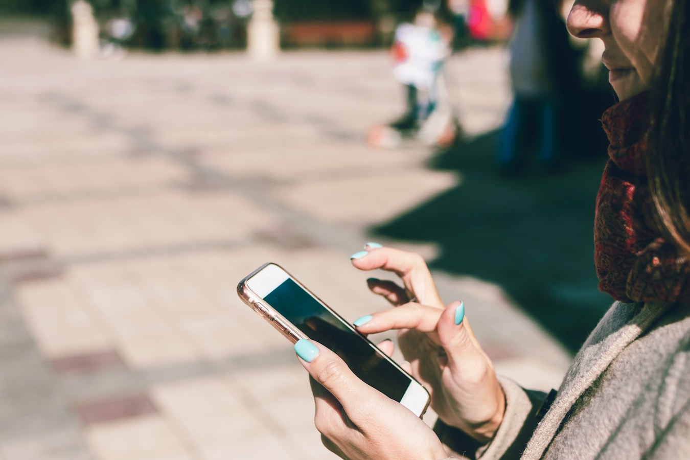 Person tapping a link in an Instagram bio on a smartphone